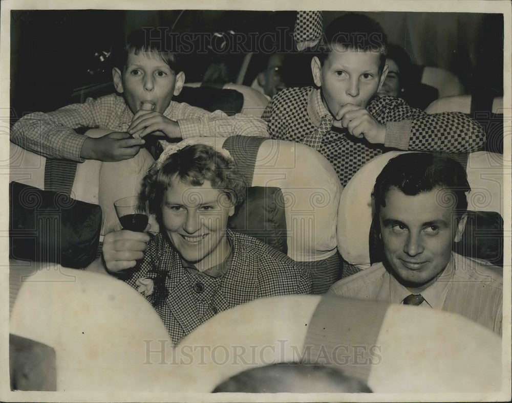 1955 Press Photo Mrs. Phyllis Sispera and children released by Czechs- Historic Images