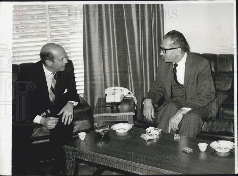 Load image into Gallery viewer, 1969 Press Photo Jordan PM Abdul Mon'em Rifai w/journalist Alfred Lliental
