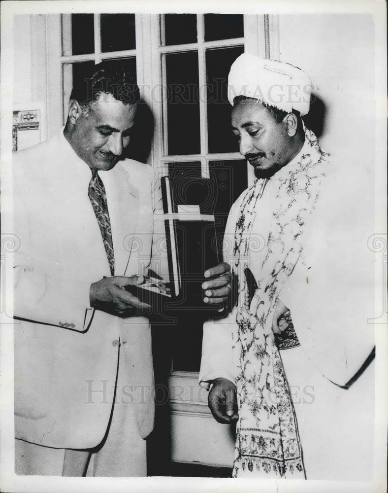 1956 Press Photo Pres. Nasser presents the award to Prince Badr in Cairo.- Historic Images