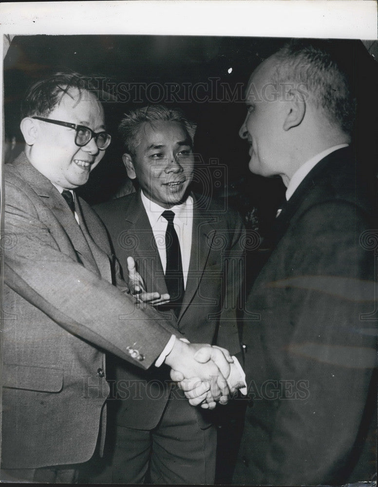 1965 Press Photo Ngyuen Van Hieu Head Vietcong Delegation UAR Zulficar Sabry- Historic Images