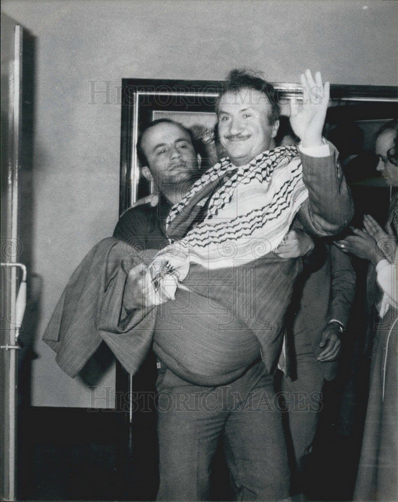 1980 Press Photo Nablus Mayor Bascan Shakaa Being Carried Heathrow Airport- Historic Images