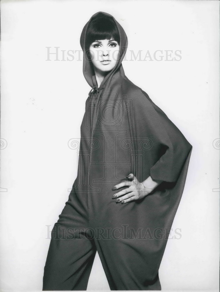Press Photo T.V. Ensemble in bright red jersey with Broad flying Bat' Sleevs