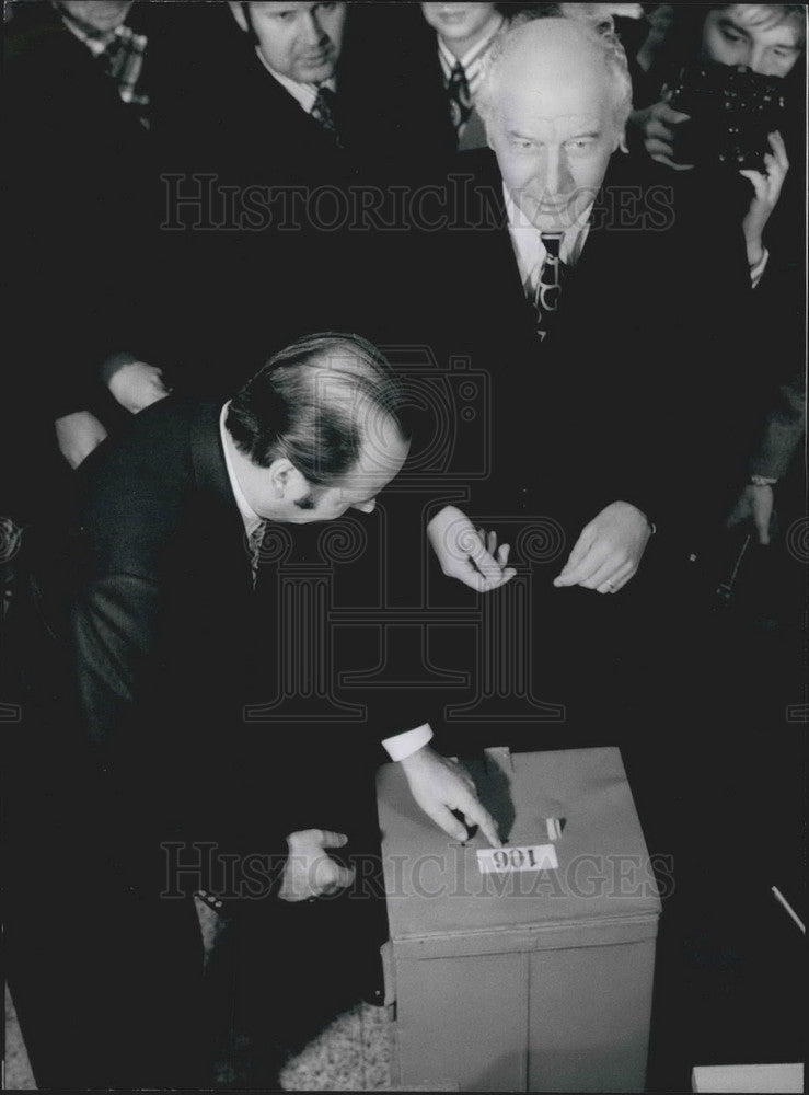 1972 Press Photo Foreiguminister and FDP-leader School by the ballot box- Historic Images