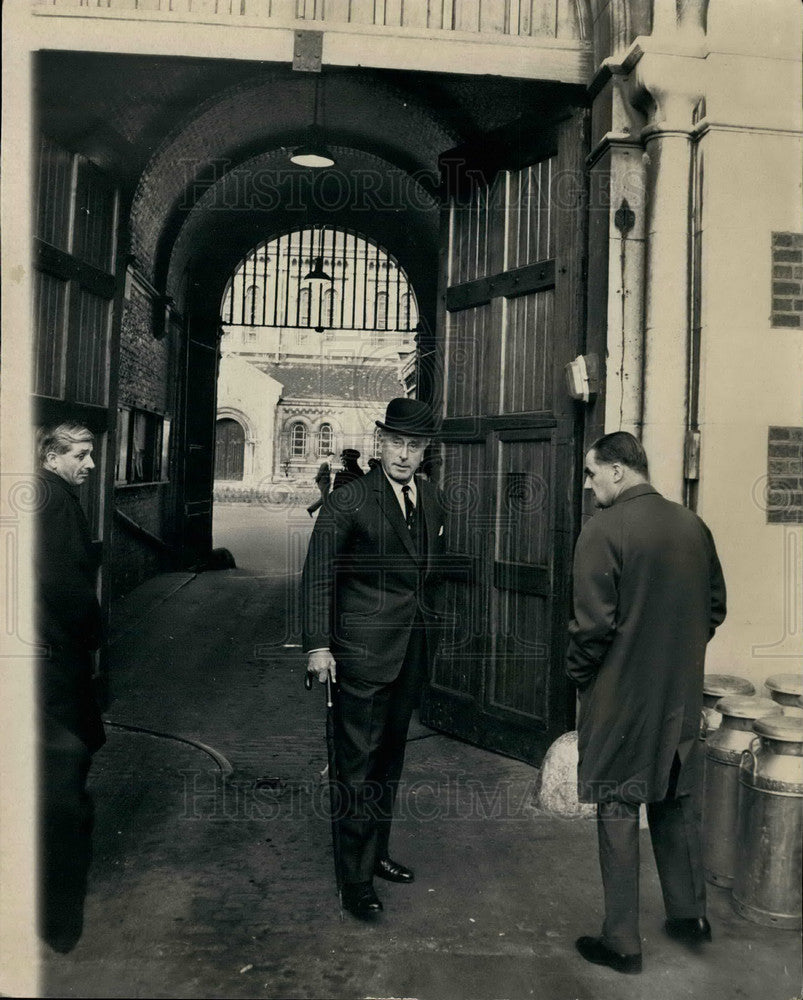 1966 Press Photo Earl Mountbatten Wormwood Scrubs Prison to inquire about it's s