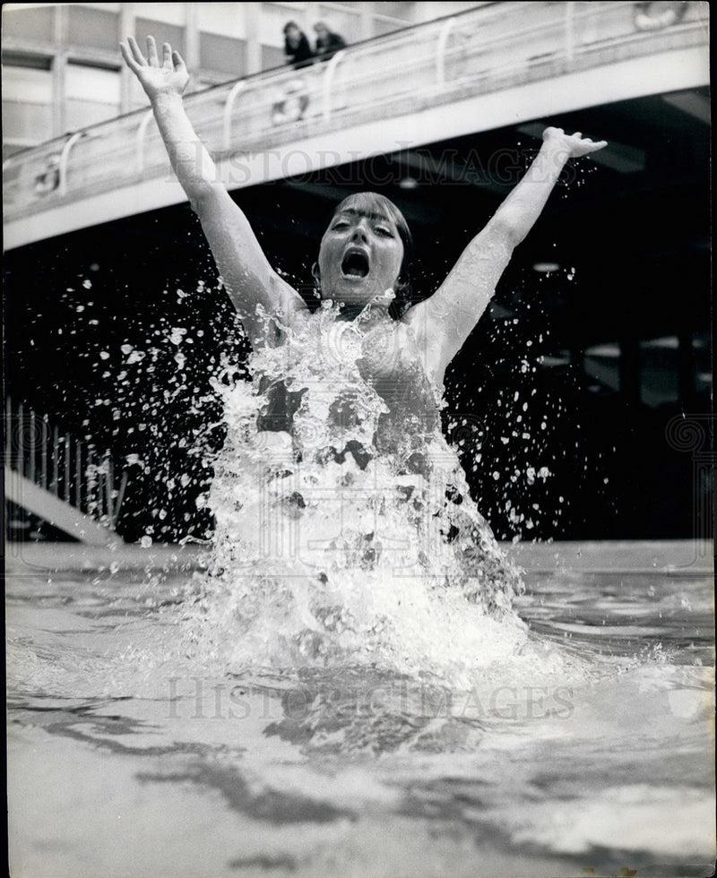 Load image into Gallery viewer, 1962 Press Photo Ann Hudson. in the swimming pool - KSB14723
