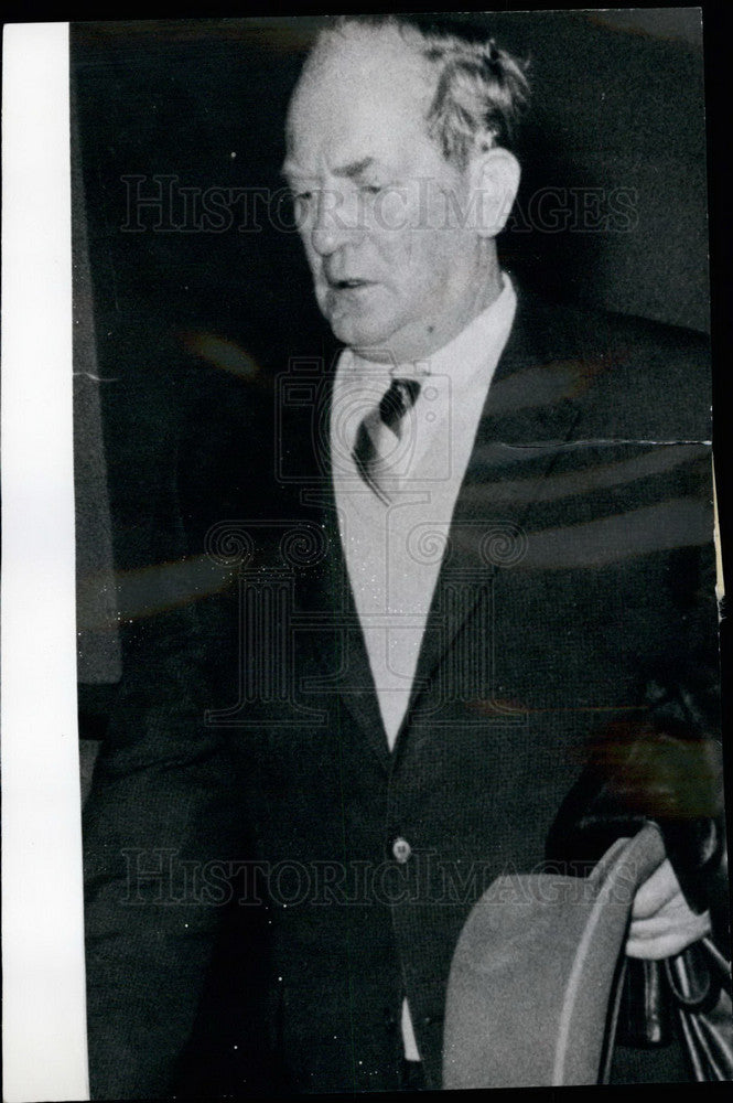Press Photo Older man walking with hat in hand - KSB14807