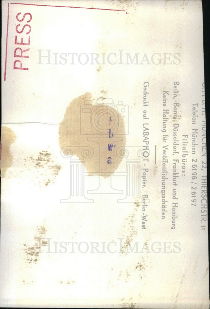 Press Photo Older man walking with hat in hand - KSB14807