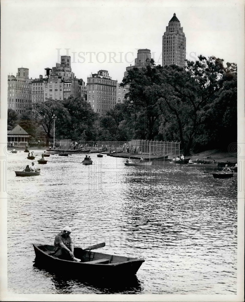 Load image into Gallery viewer, Press Photo Rowing boats on city ponds - KSB16381
