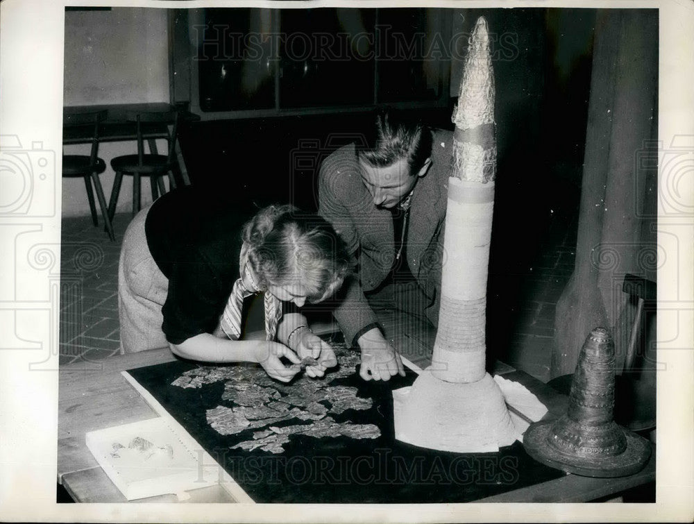 Press Photo Miss Raum Puts Together The Nuremberg Gold Helmet - KSB18467- Historic Images