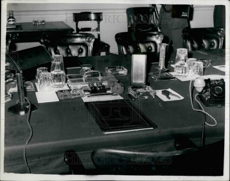 Load image into Gallery viewer, 1960 Press Photo Admiralty House Conference Table In Cabinet Room - KSB21229
