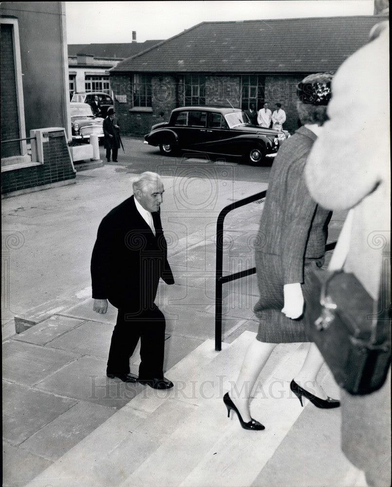1961 Press Photo Mr. Isaac Wolfson arriving at the Wolfson Institute - KSB22981