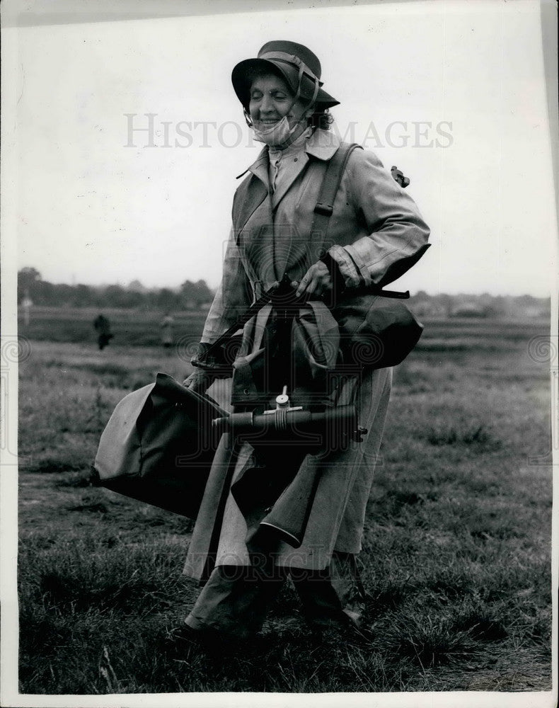 1953 Press Photo Miss H. Rottenburgh Prepared First Day Annual Bisley Meeting- Historic Images
