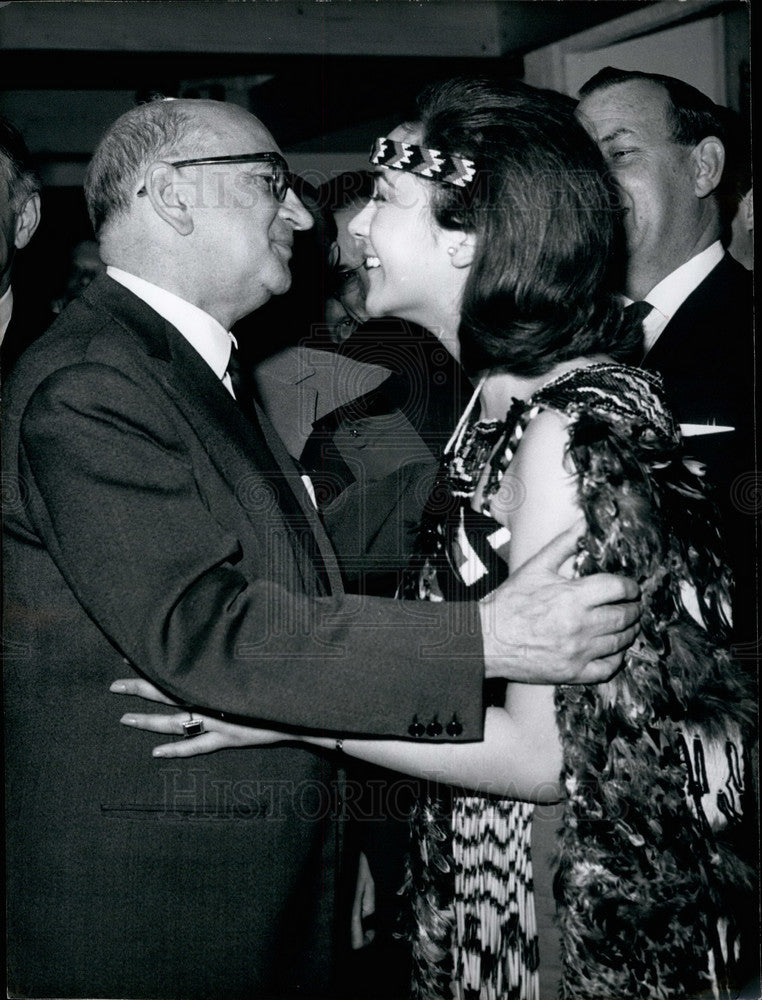 1966 Press Photo Edgar Faure,French Minister and Maori Princess Ngatt Toa- Historic Images