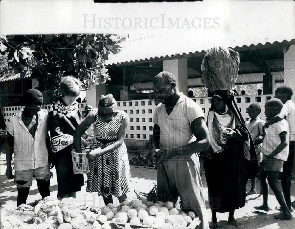 1965 Press Photo Elizabeth Goodwin Canadian Girl Market Dar Es Salaam Tanzaniz