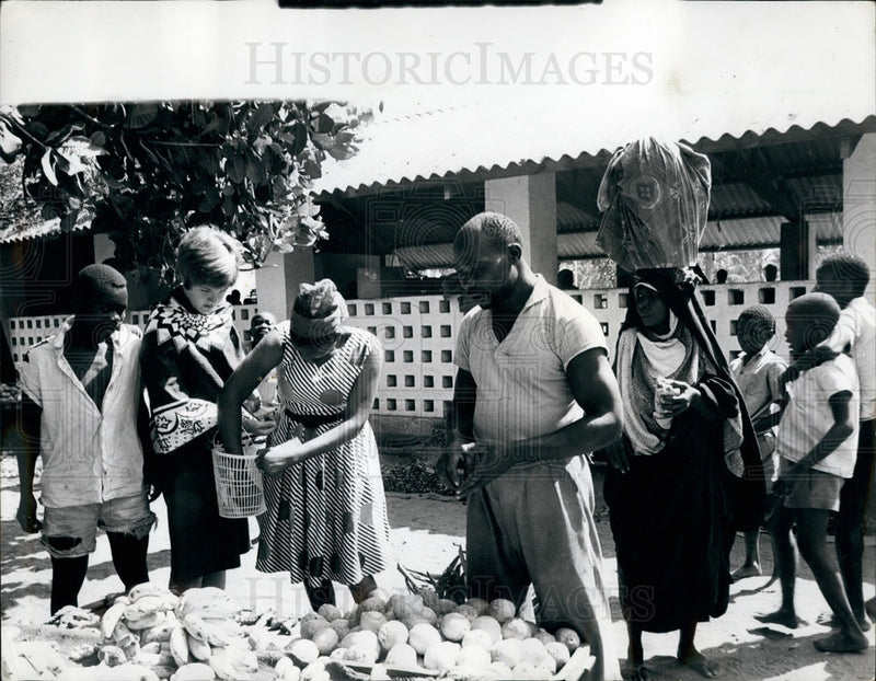 Load image into Gallery viewer, 1965 Press Photo Elizabeth Goodwin Canadian Girl Market Dar Es Salaam Tanzaniz
