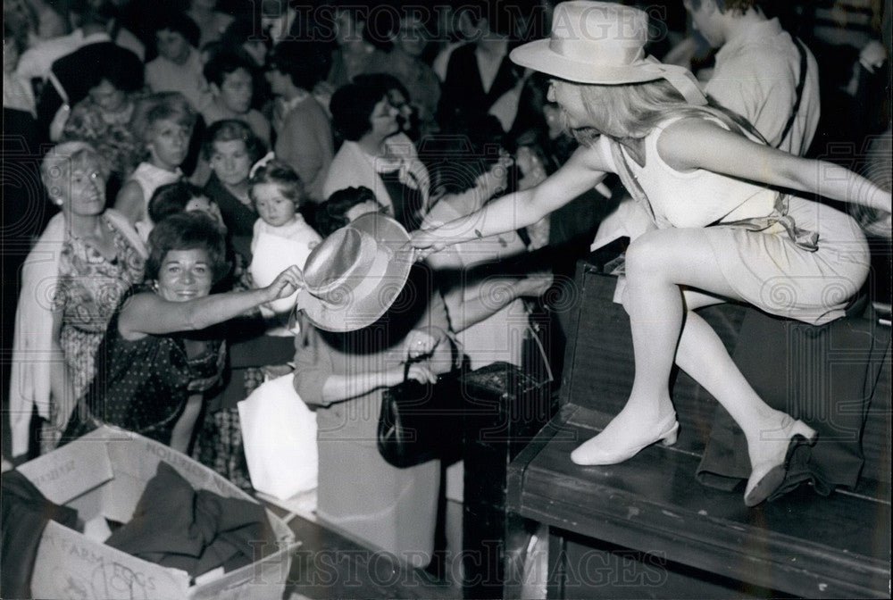 1967 Press Photo Crowd of women for Sale of cut-price dresses and suits