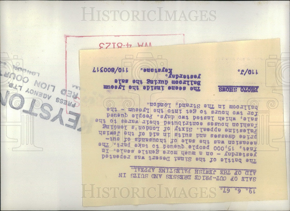 1967 Press Photo Crowd of women for Sale of cut-price dresses and suits