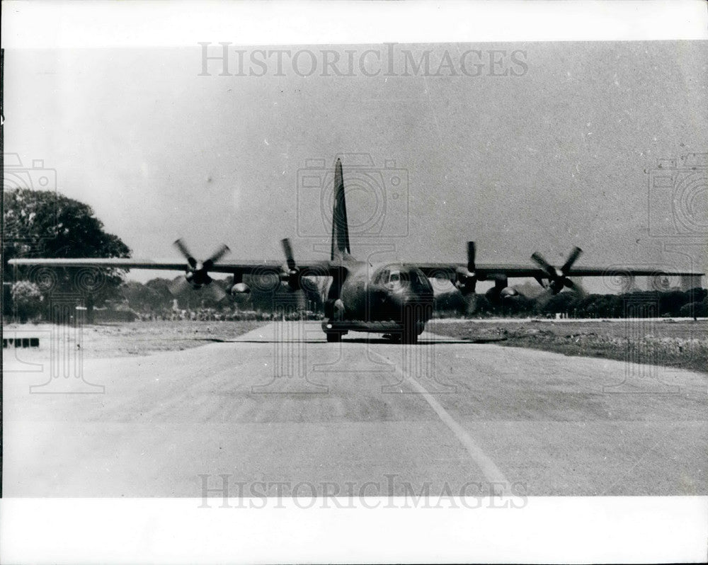 1975 Press Photo Argentina airforce plane - KSB26745- Historic Images