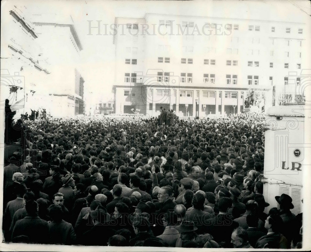 1956 Press Photo Crowd Outside Buenos Aires Government House President Aramburu- Historic Images