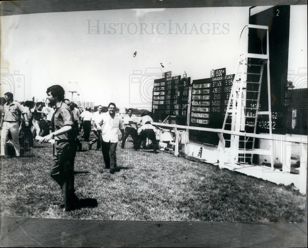 1966 Press Photo Racegoers Protest Results San Isidro Track Buenos Aires