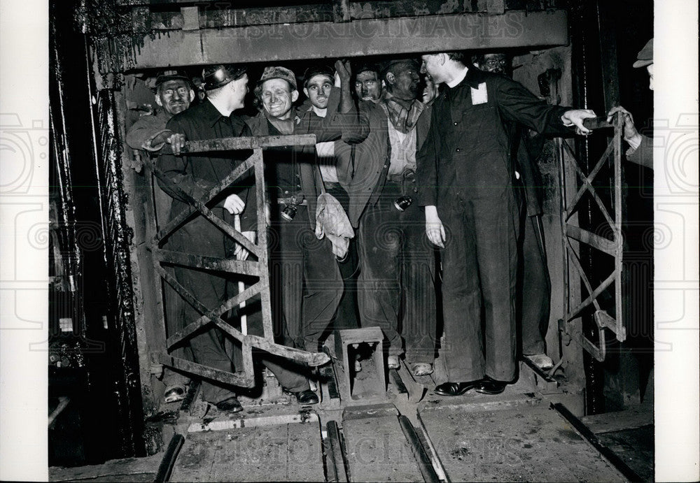 Press Photo A cage-load of miners & two ministers - KSB27097