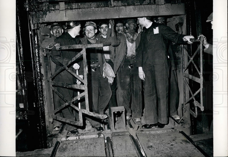 Load image into Gallery viewer, Press Photo A cage-load of miners &amp; two ministers - KSB27097
