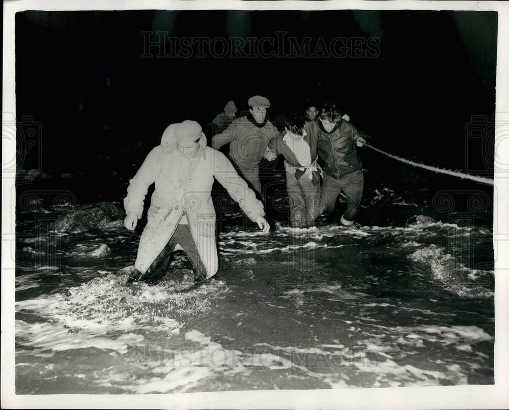 1957 Press Photo Norman Derbyshire, being rescued in Plymouth, Devon - KSB27465- Historic Images