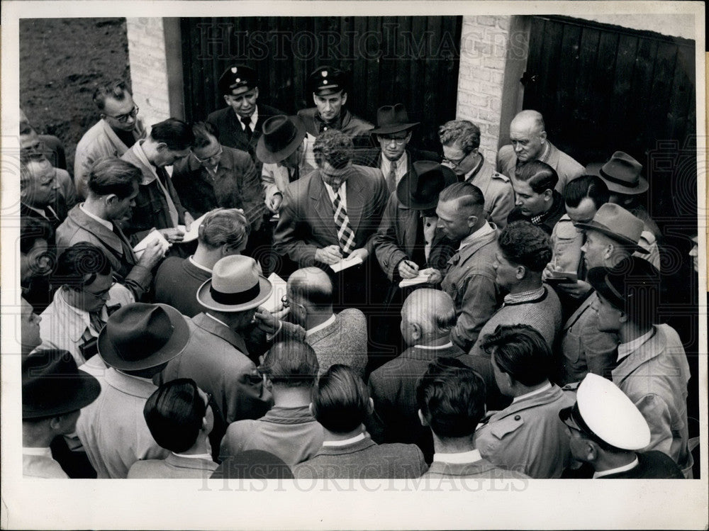 Press Photo Both demonstration masters surrounded by pressmen from Germamny- Historic Images