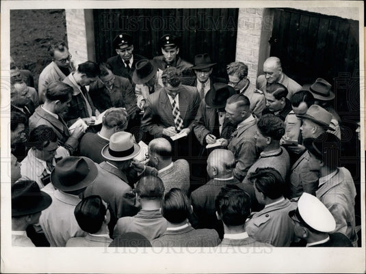 Press Photo Both demonstration masters surrounded by pressmen from Germamny- Historic Images
