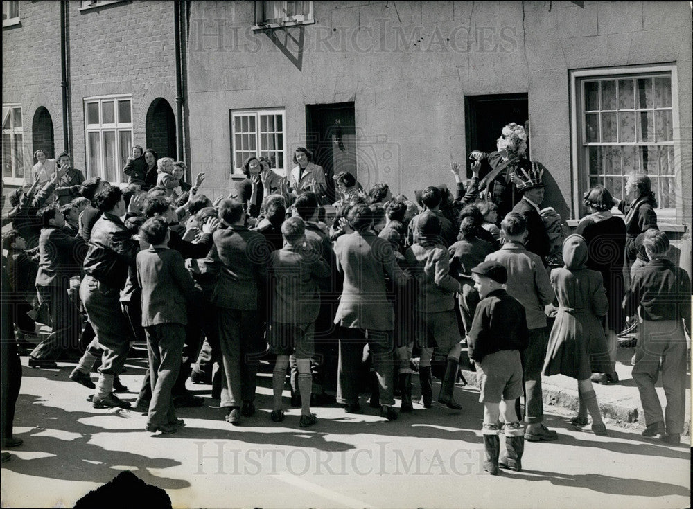 Press Photo Ceremony where children get pennies or oranges - KSB27803- Historic Images