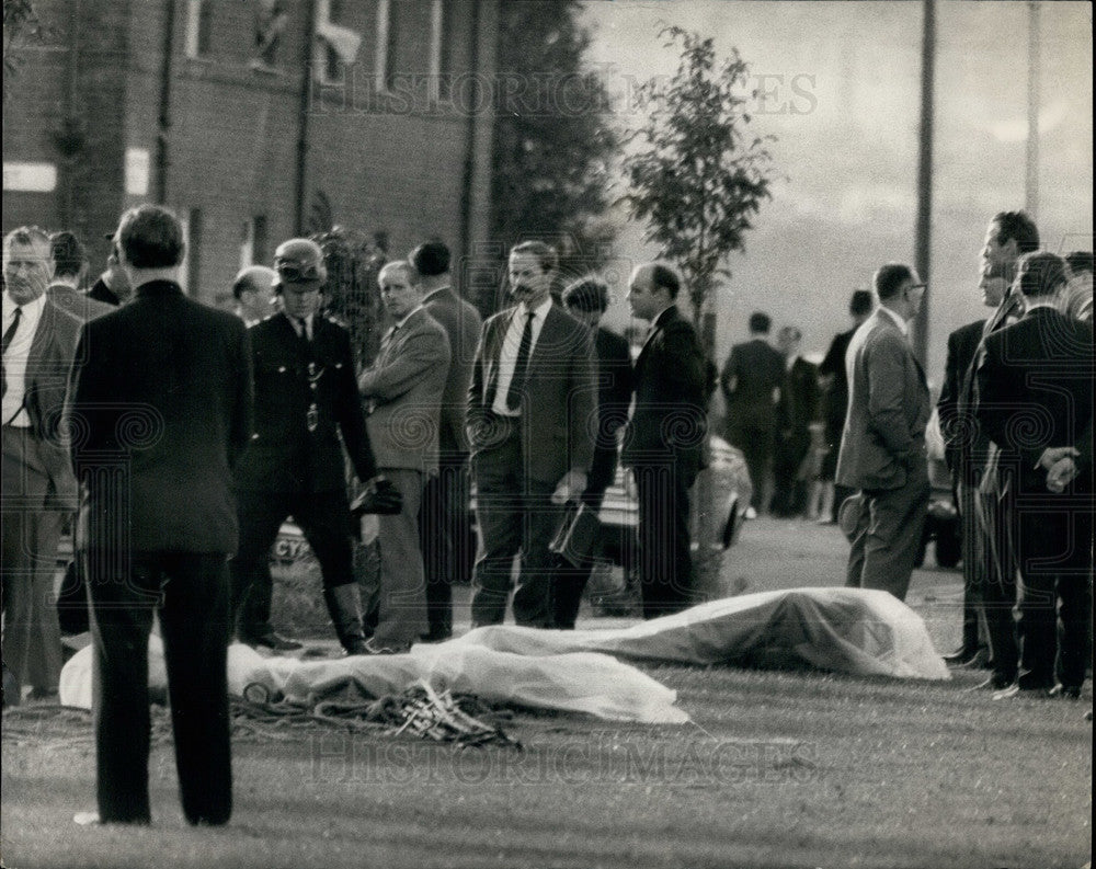 1966 Press Photo Three Policemen Shot And Dead In A London Street - KSB27941