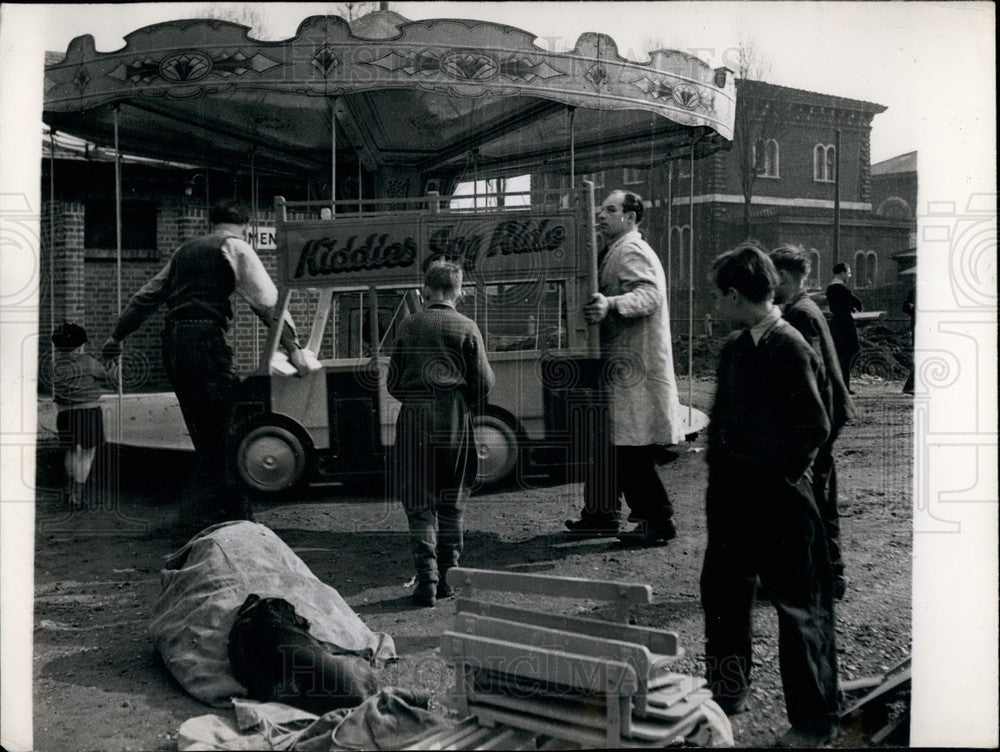 Press Photo Roundabout Car Ride At Fair - KSB29837- Historic Images