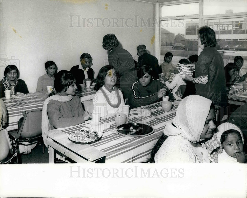 1972 Press Photo Asian Refugees Eat In Special Lounge At Stansted Airport
