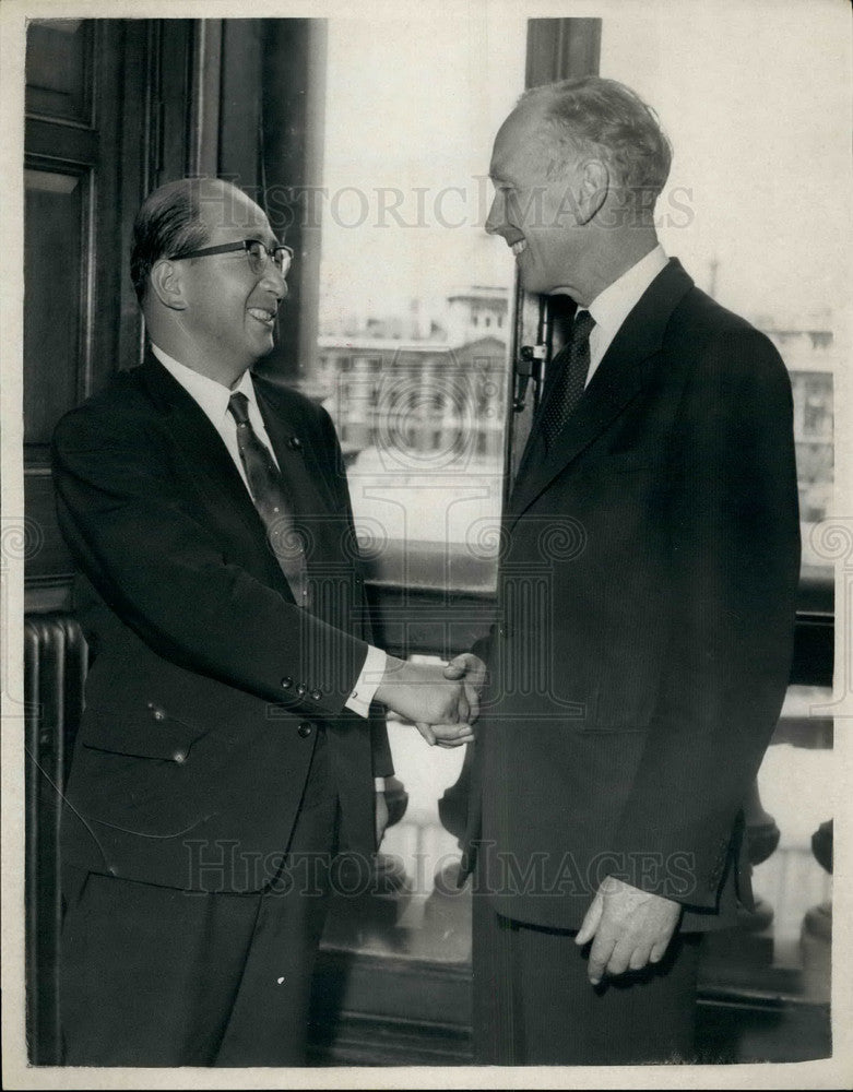 1961 Press Photo Lord Hume &amp;Mr. Kosaka,Japanese Foreign Minister - KSB32553- Historic Images