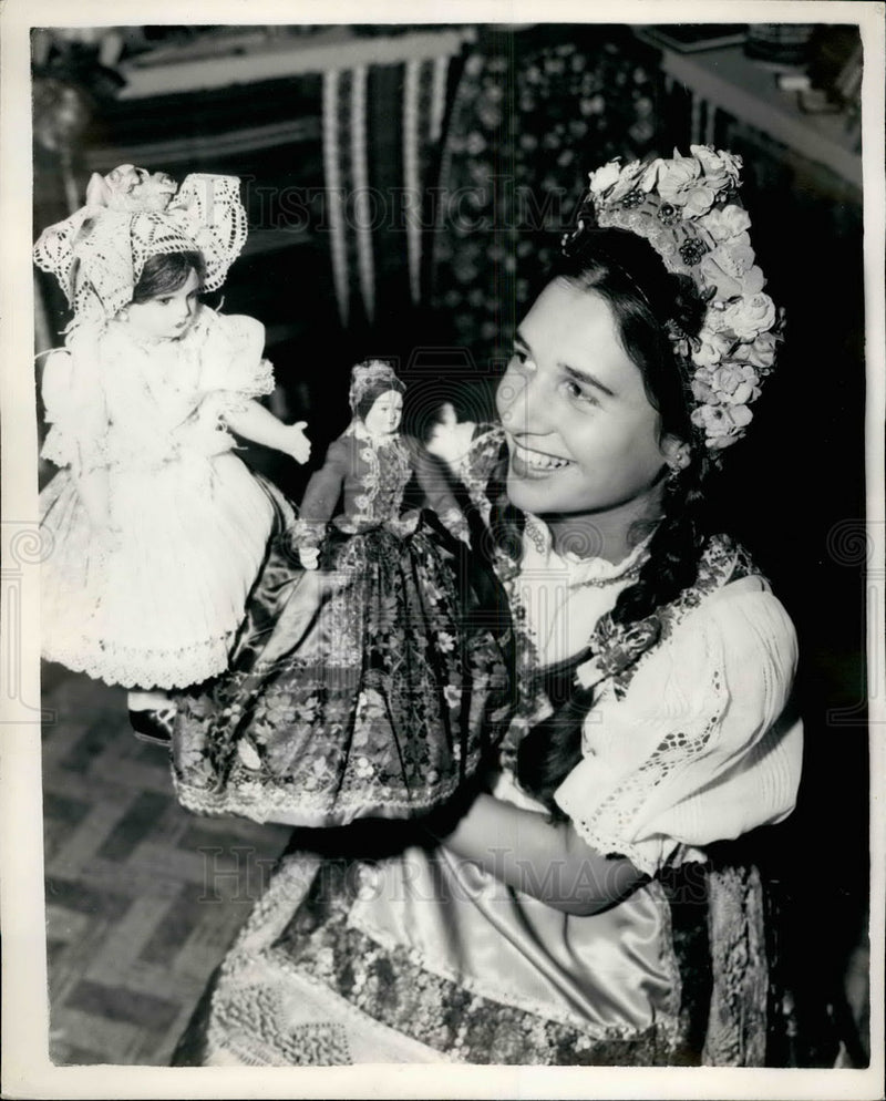 Load image into Gallery viewer, 1953 Press Photo International Handicrafts Exhibition - KSB32715
