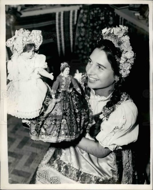 1953 Press Photo International Handicrafts Exhibition - KSB32715