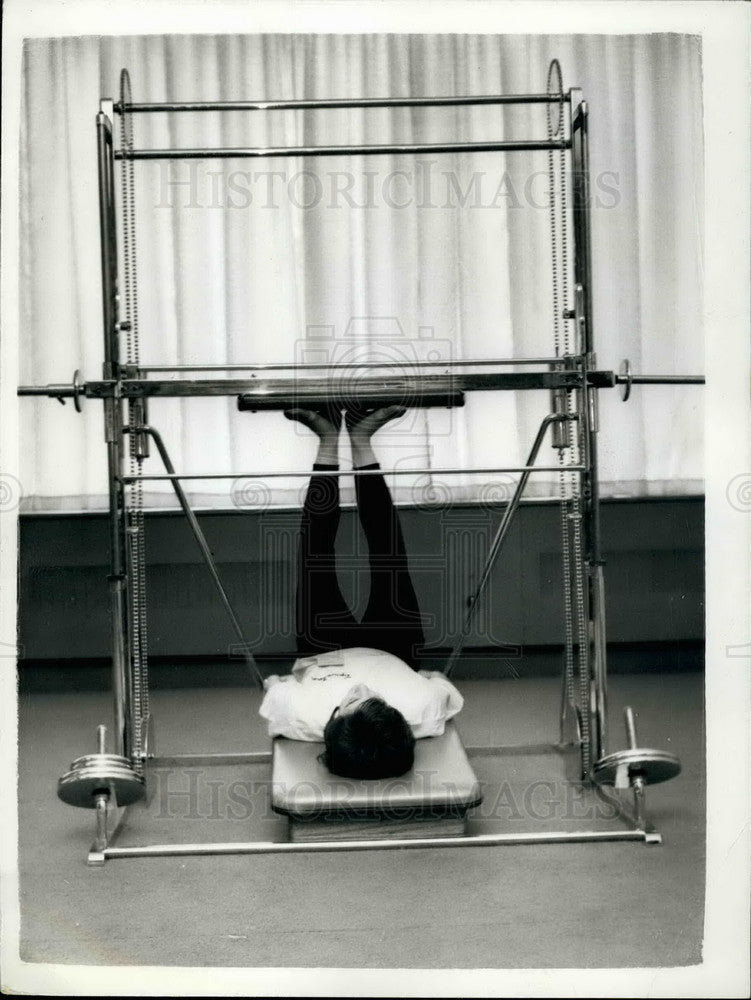 1961 Press Photo &quot;Hip Trimming Machine&quot; at &quot;Figurine&quot; Contour Salon - KSB34415