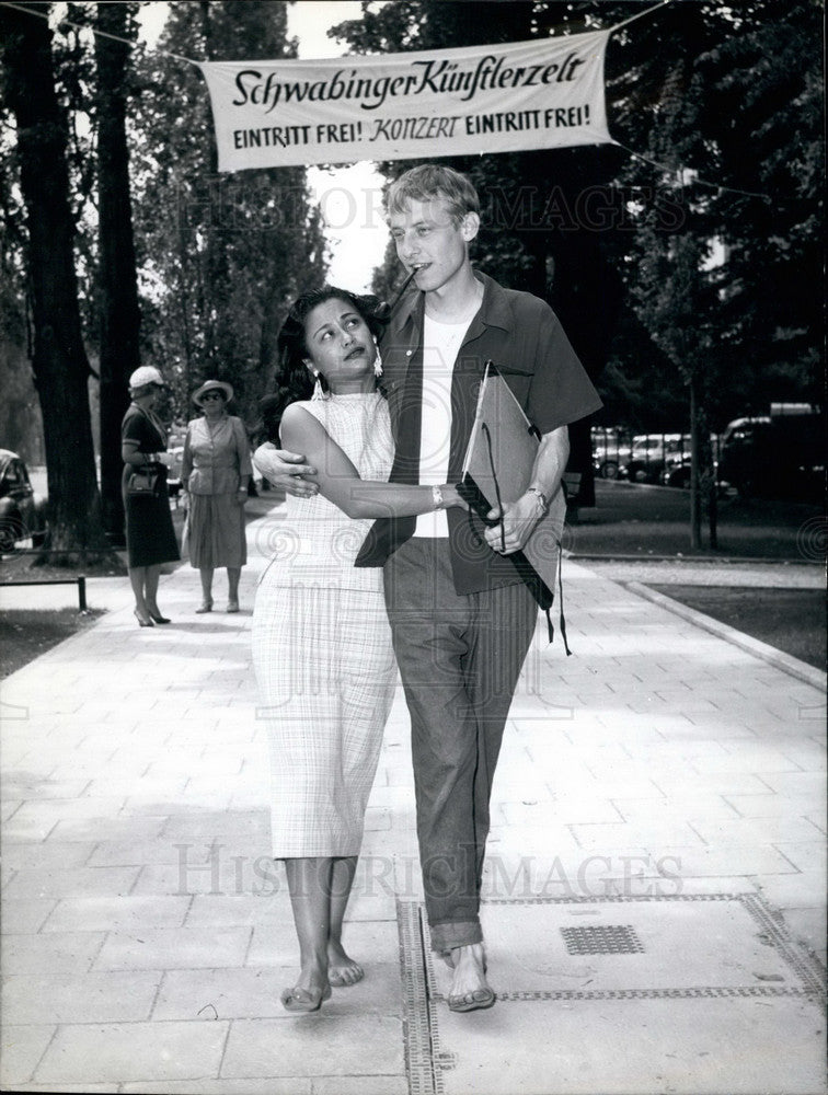 1958 Press Photo Schwabing,the enjoyment of going barefoot - KSB34811- Historic Images