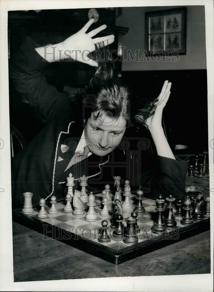 Load image into Gallery viewer, 1953 Press Photo Myrtle Barnes British Girls Chess Championship Hastings
