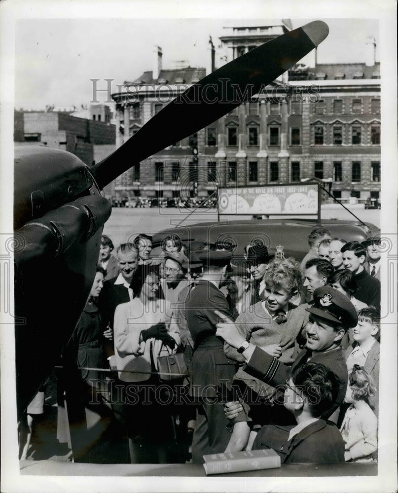 1954 Press Photo Open Air Exhibition Held in London For Anniversary of Battle- Historic Images