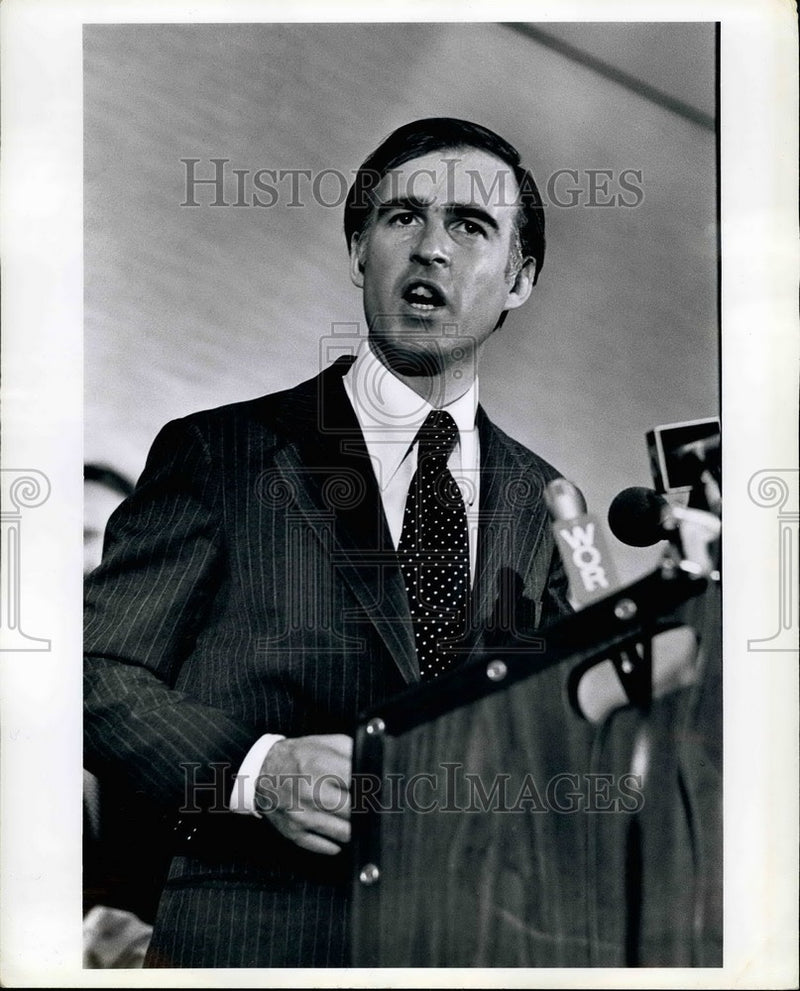 Load image into Gallery viewer, 1976 Press Photo Gov. Jerry Brown at NY Hilton - KSB35855
