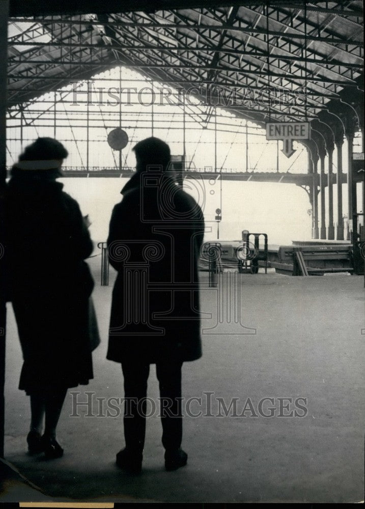 1958 Press Photo Passengers, Gare Saint-Lazare, France - KSB36077- Historic Images