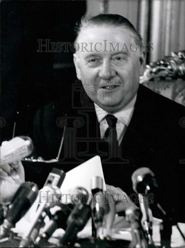 1969 Press Photo Interim President Alain Poher at His Press Conference- Historic Images