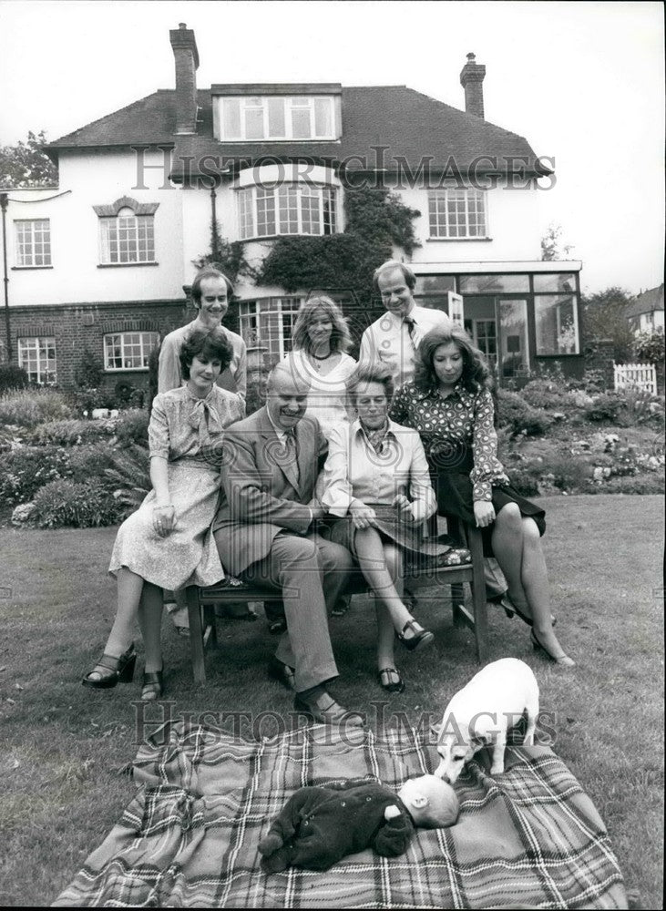 Press Photo New Mayor of London sits for a family picture - KSB36707- Historic Images