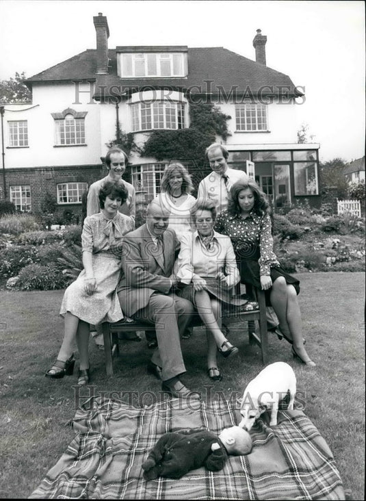 Press Photo New Mayor of London sits for a family picture - KSB36707- Historic Images