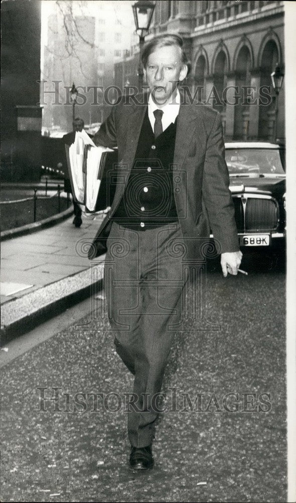 1975 Press Photo Mr. Peter Shore at Cabinet Meeting - KSB38649- Historic Images