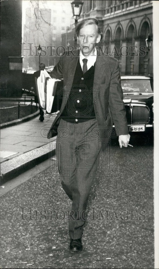 1975 Press Photo Mr. Peter Shore at Cabinet Meeting - KSB38649- Historic Images