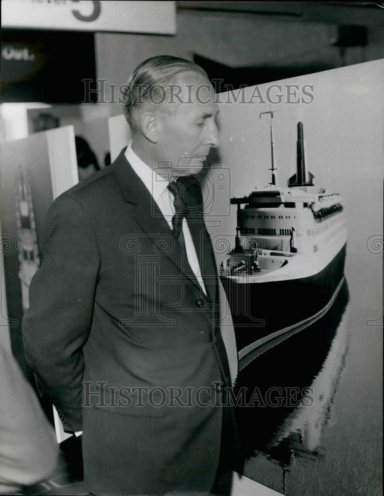 Press Photo Sir Basil Smallpiece - KSB38793