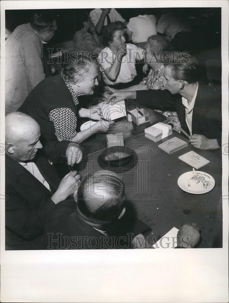 Press Photo Bons Are Handed Out To Help Poor Buy Food In Germany - KSB40671