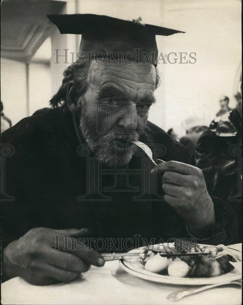1968 Press Photo Keith Simpson Christmas Dinner Westminster - KSB40721